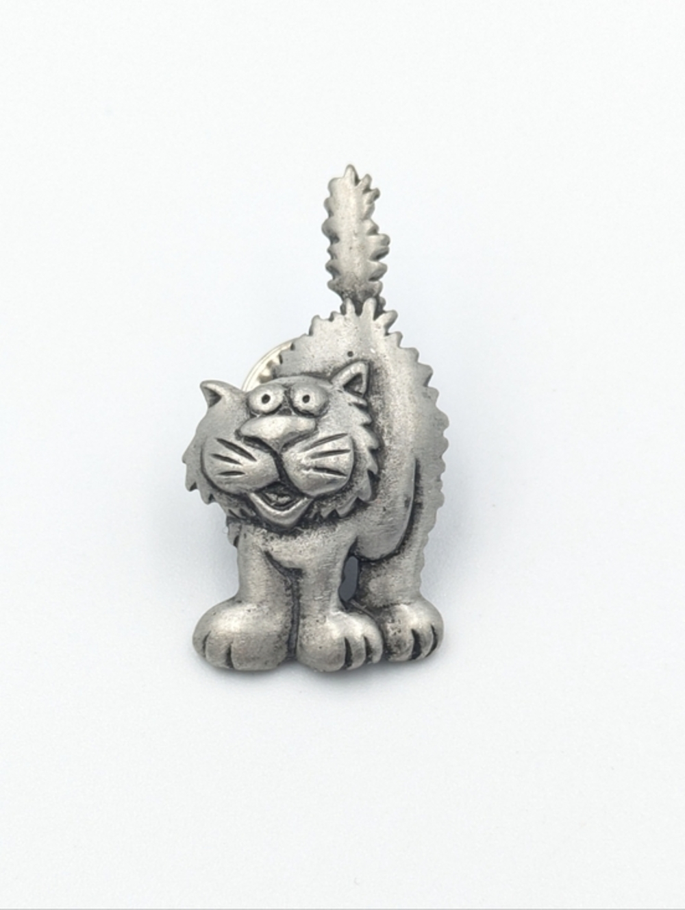 Vintage signed JJ Jonette scared cat hissing pewter lapel pin